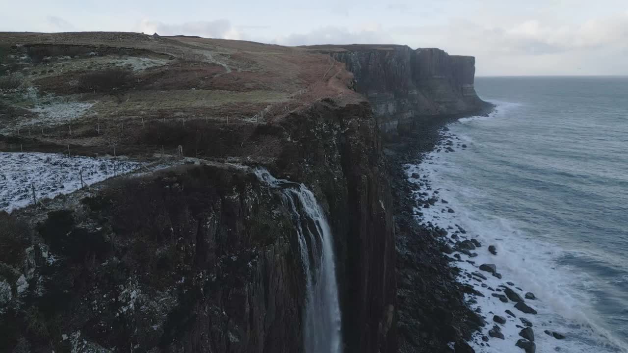 苏格兰基尔特岩石和麦特瀑布与雪片，悬崖边和大海，鸟瞰图视频素材