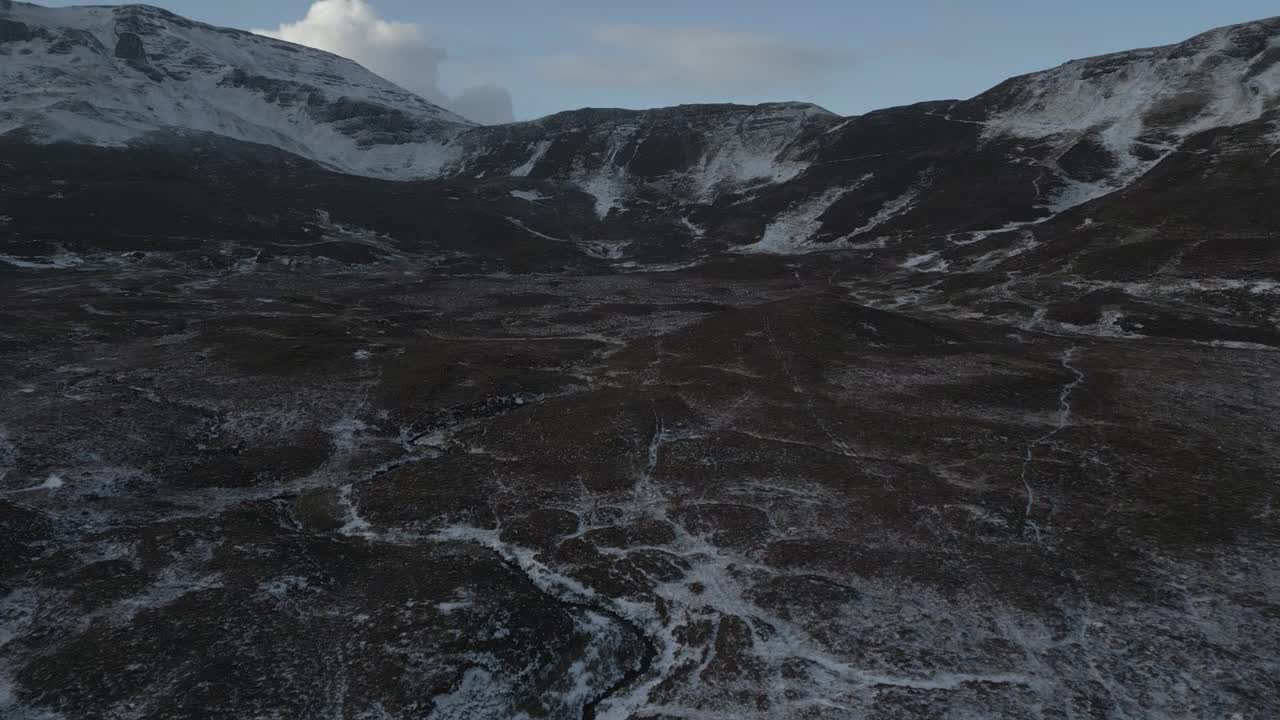 冬季鸟瞰图，苏格兰斯凯岛奎拉山崎岖的地形和白雪皑皑的山峰视频素材