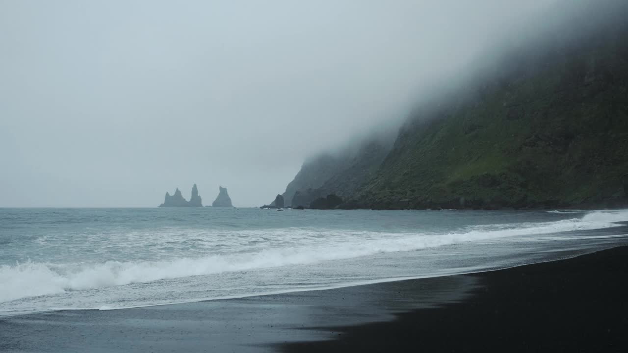 冰岛维克电影般的黑沙滩。著名的旅游胜地，以海浪悬崖形成景观视频素材