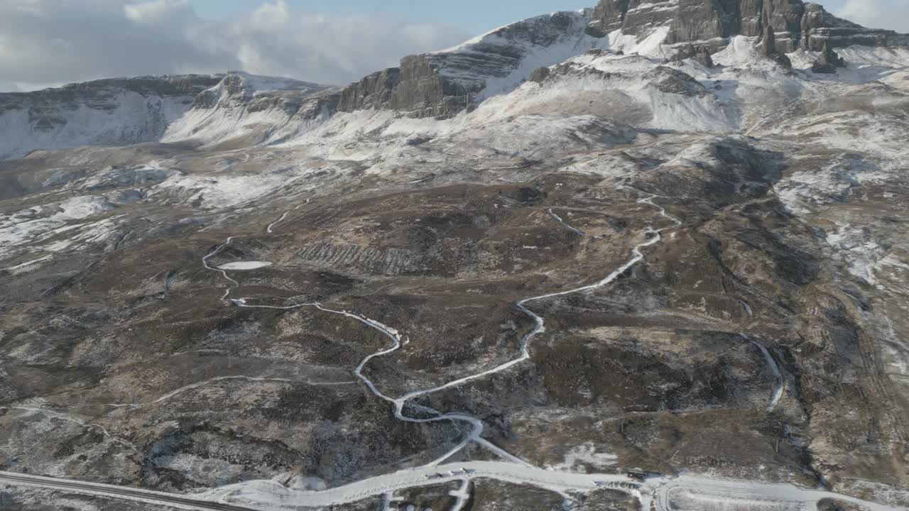 航拍雪山景观与蜿蜒的道路，斯托尔老人，斯凯岛，苏格兰视频素材