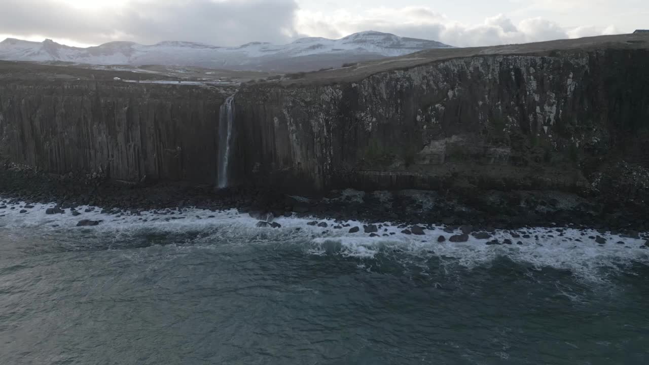 苏格兰基尔特岩石和食物落在积雪覆盖的山丘背景，阴天，鸟瞰图视频素材