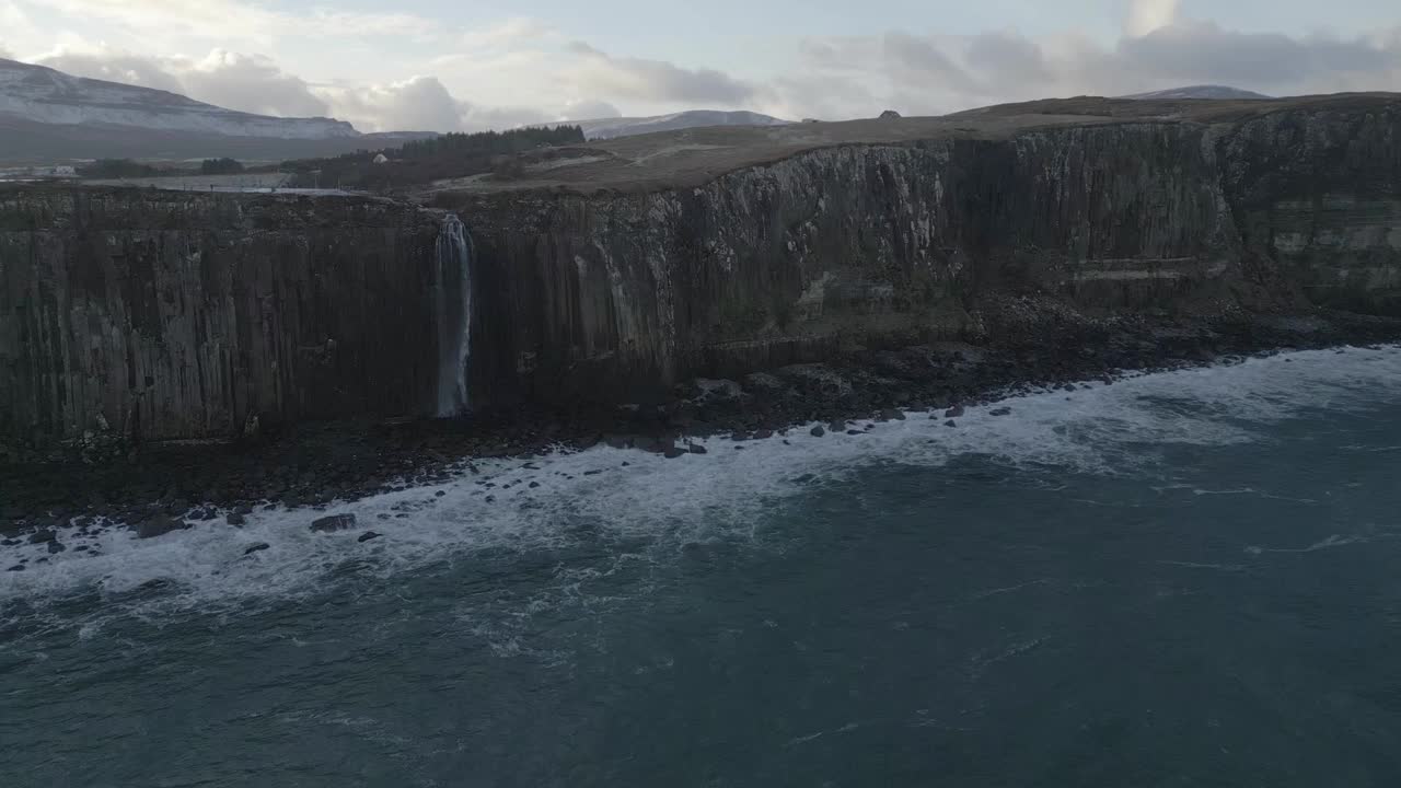 基尔特岩石和谷物落在天空岛，苏格兰与戏剧性的海岸线和大海，鸟瞰图视频素材