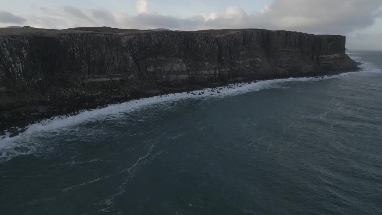 基尔特岩，苏格兰，悬崖峭壁，海浪撞击，阴天，鸟瞰图视频素材