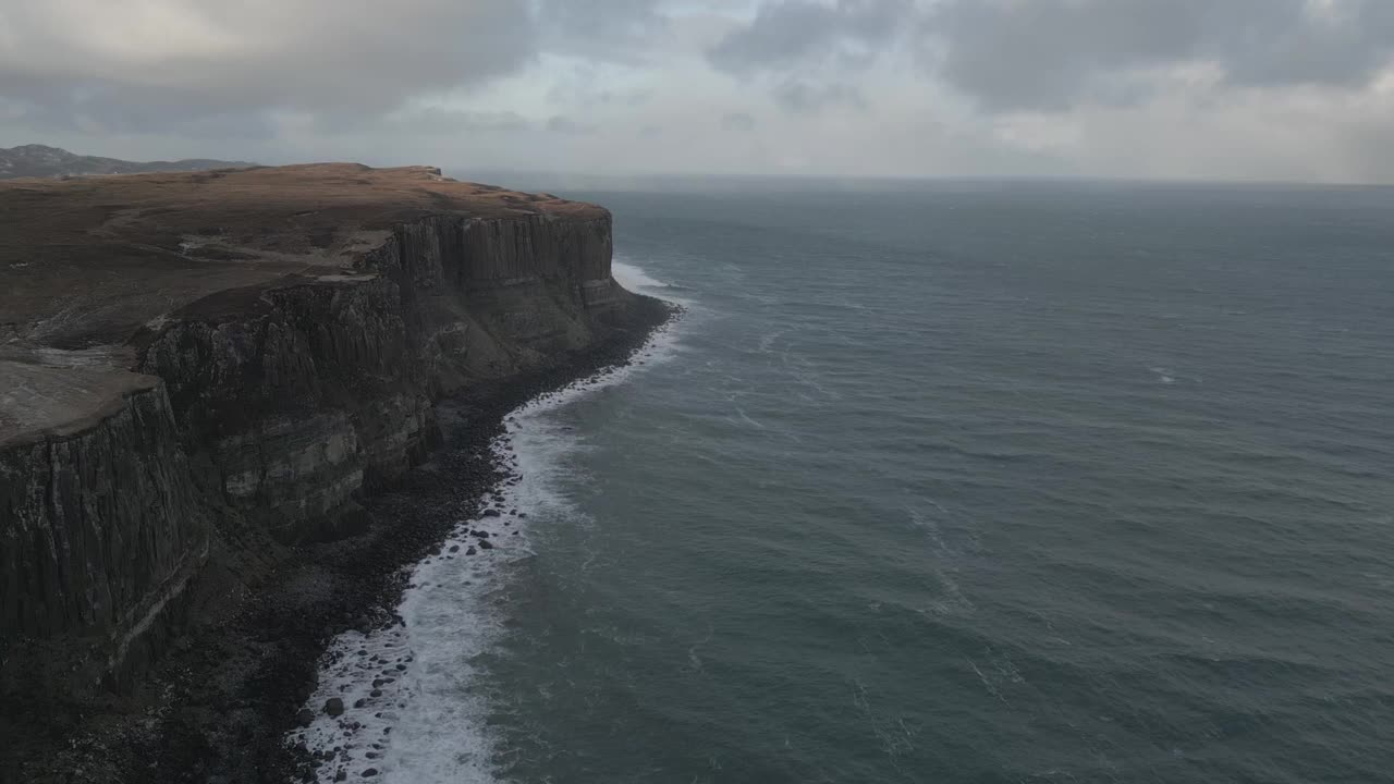 鸟瞰图，苏格兰斯凯岛上的基尔特岩石，海浪冲击着悬崖视频素材