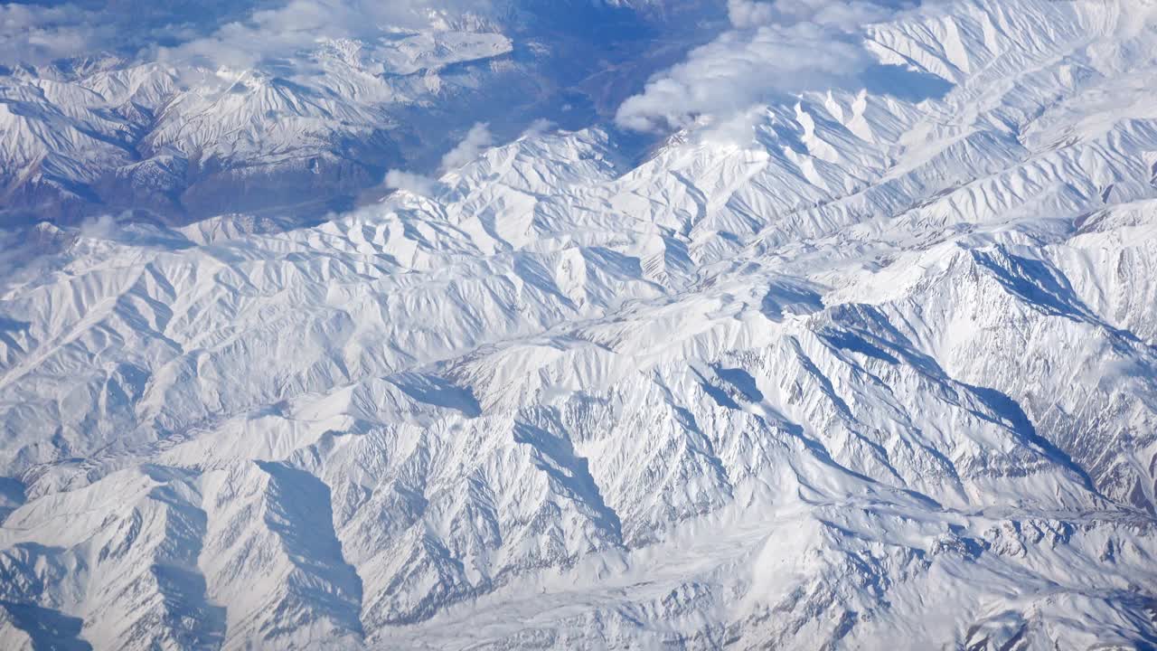 雪山的鸟瞰图视频素材