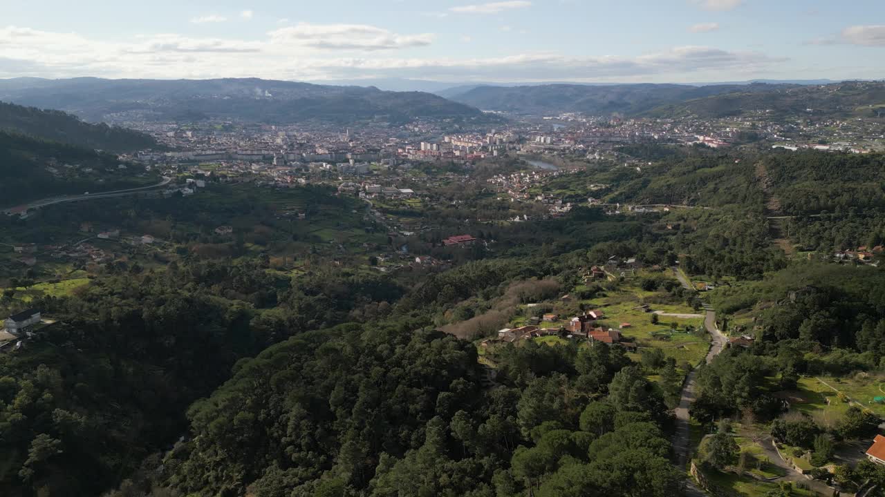 郁郁葱葱的欧朗斯山谷从圣托梅斯，西班牙-空中视频素材