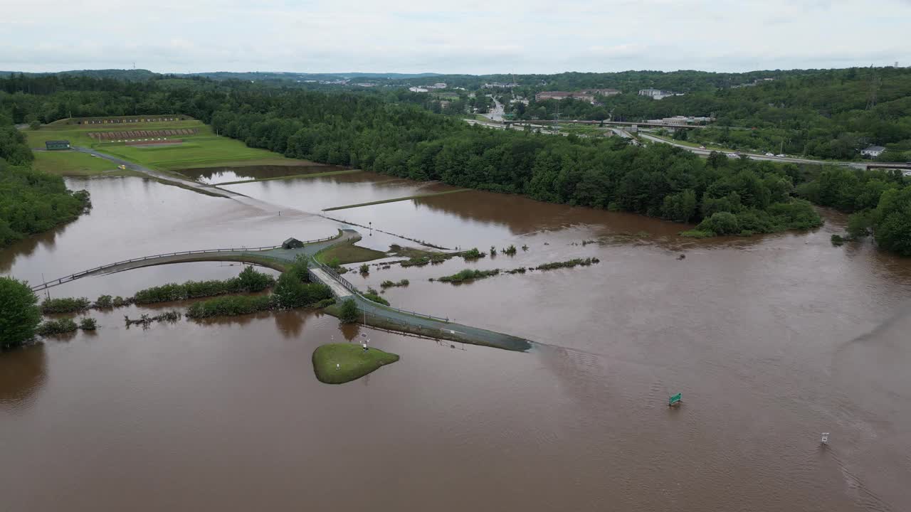 历史上的倾盆大雨摧毁了道路和娱乐设施，洪水淹没了田地视频素材