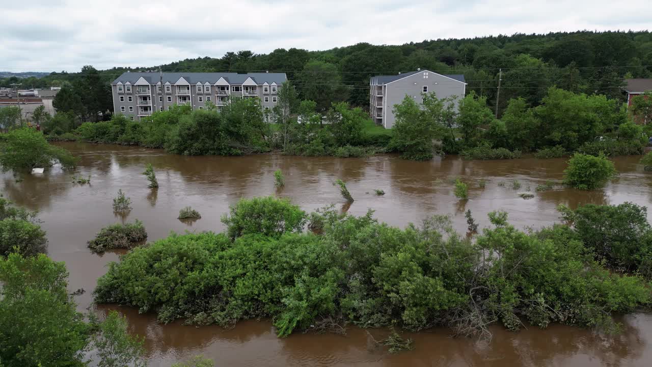 洪水泛滥，河水漫过家庭后院和住宅视频素材