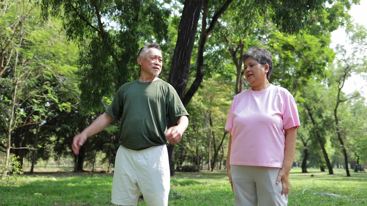 一对老夫妇在花园里运动视频下载