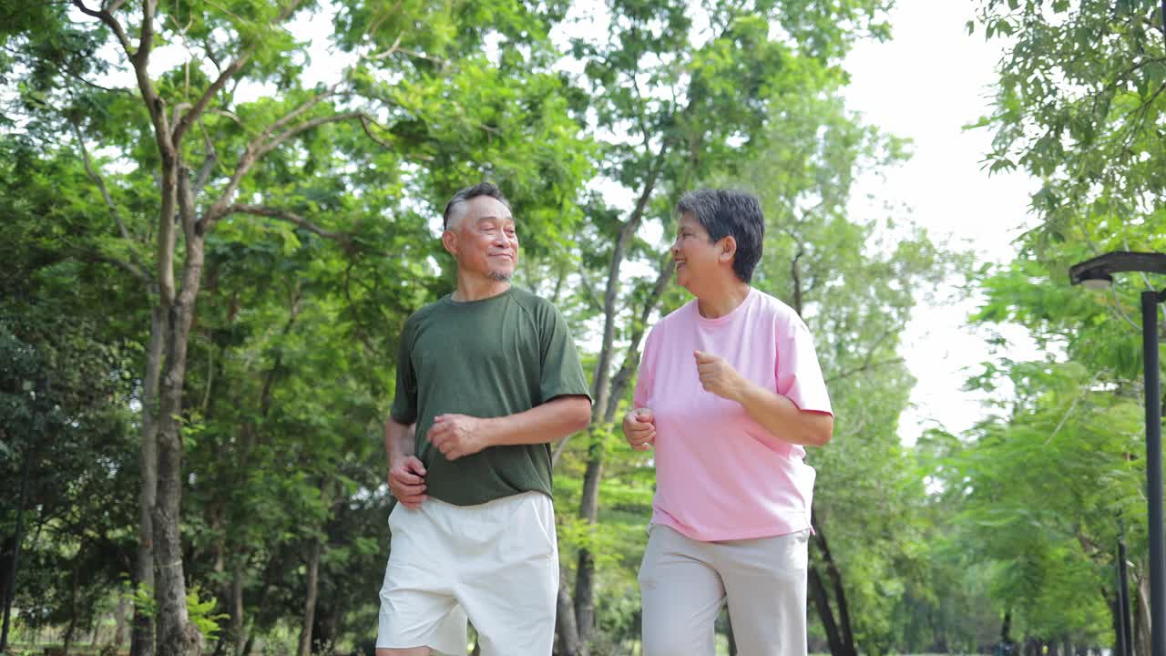 一对老夫妇在公园里跑步视频素材