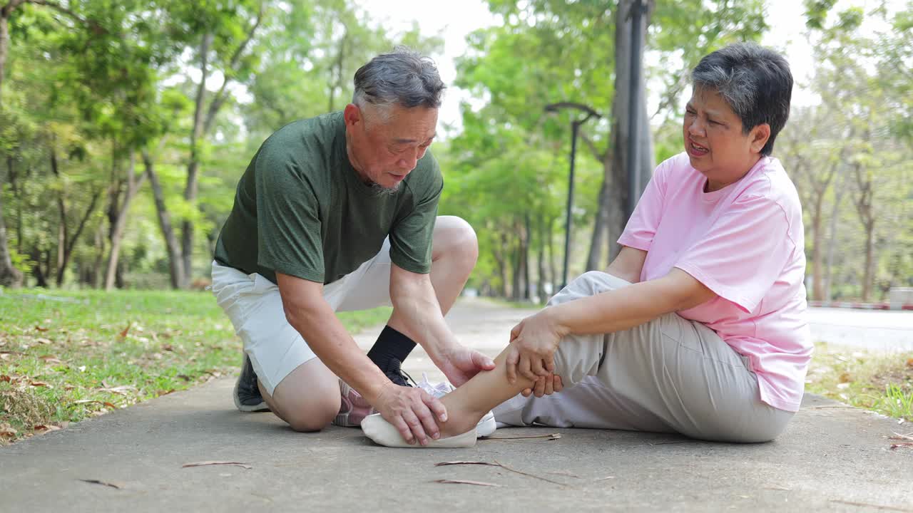 老人在公园里跑步视频下载