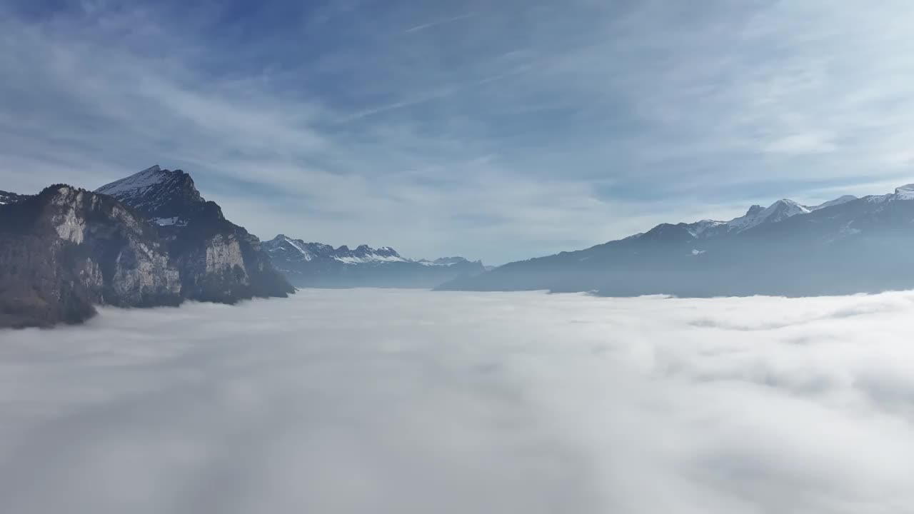 Walensee的Nebelmeer:阿尔卑斯山的宁静——云层之上的鸟瞰图视频素材