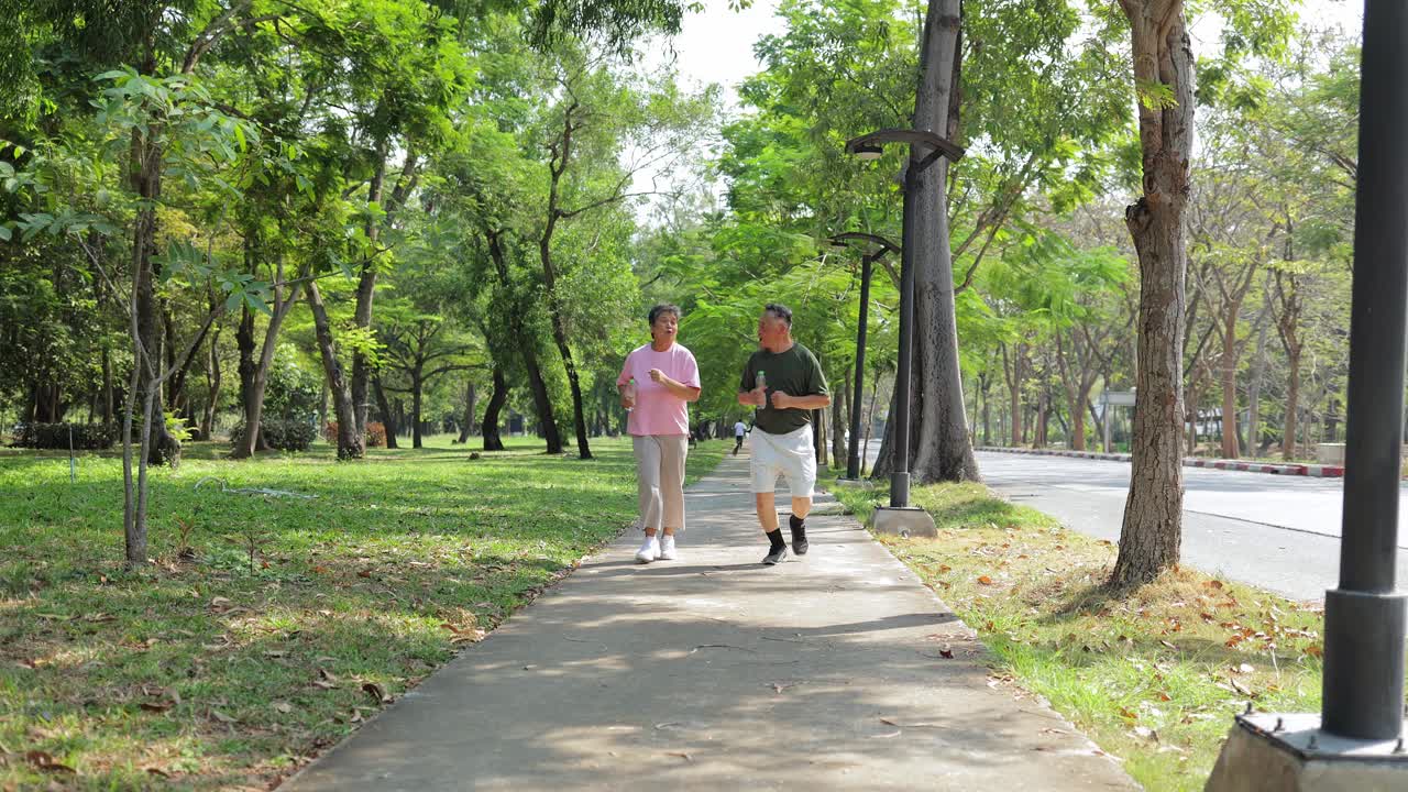 一对老夫妇在公园里跑步视频下载