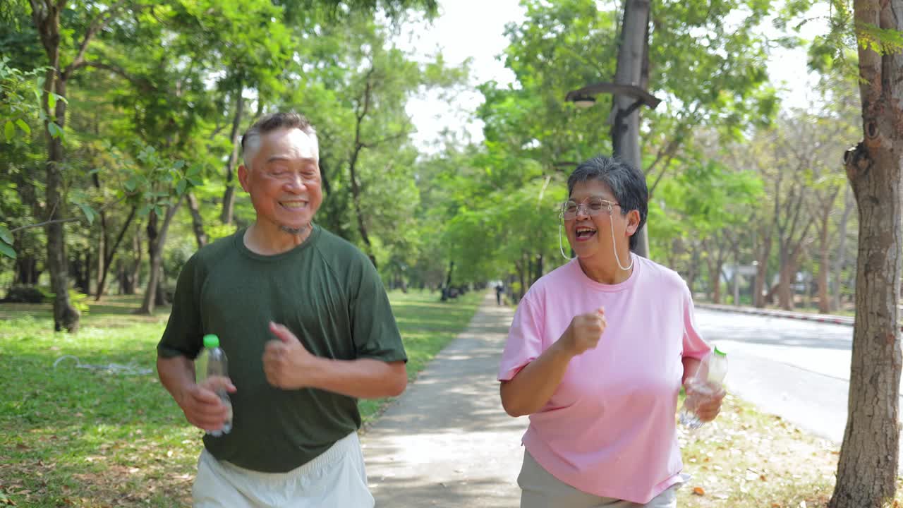 一对老夫妇在公园里跑步视频素材