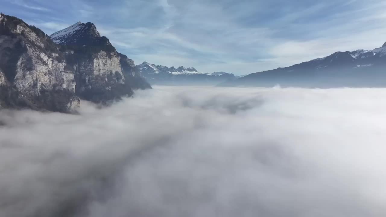 迷雾缭绕的瓦伦湖，在Churfirsten山峰之间。瑞士空中雾天视频素材