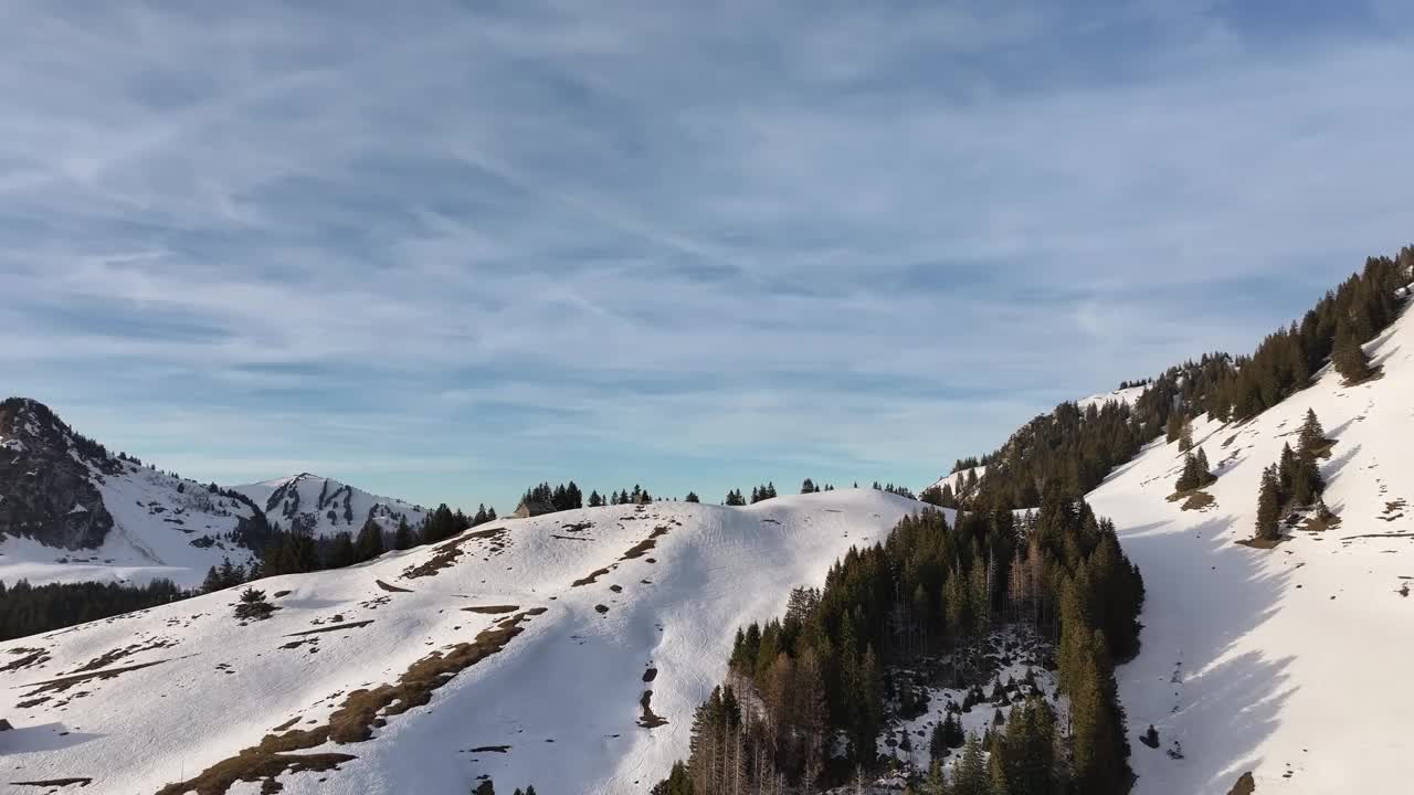 冬季的Churfirsten山峰，格拉鲁斯，瑞士阿尔卑斯山空中视频素材