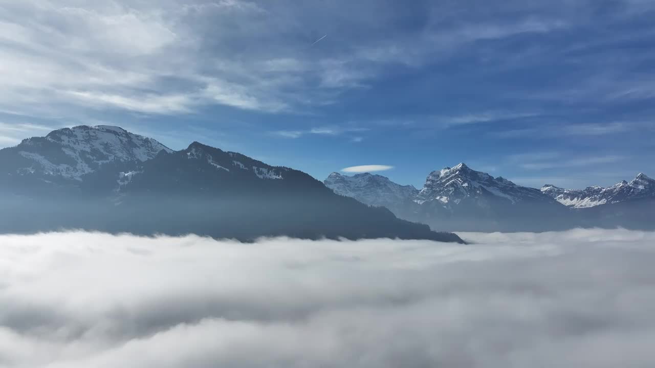 瑞士瓦伦泽雾海之上的阿尔卑斯山峰视频素材