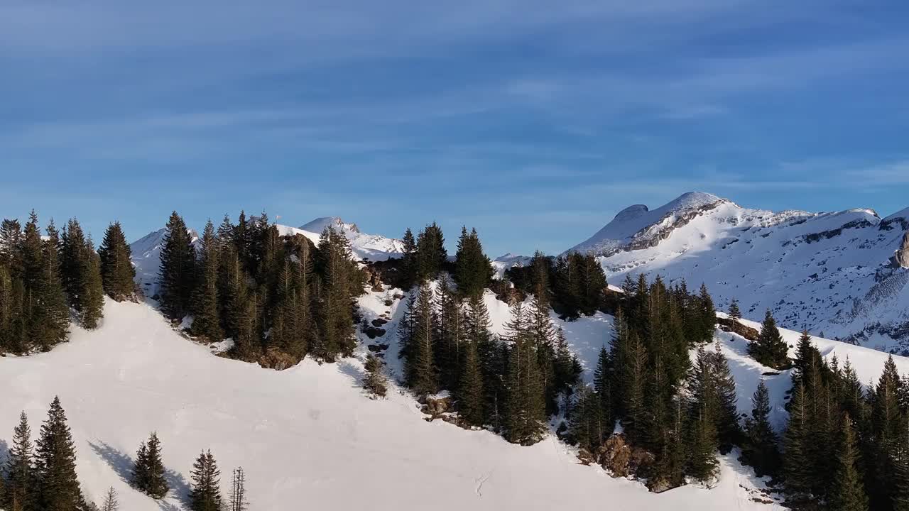 从瑞士阿尔卑斯山的阿姆登看到白雪覆盖的Churfirsten山峰——全景视频素材