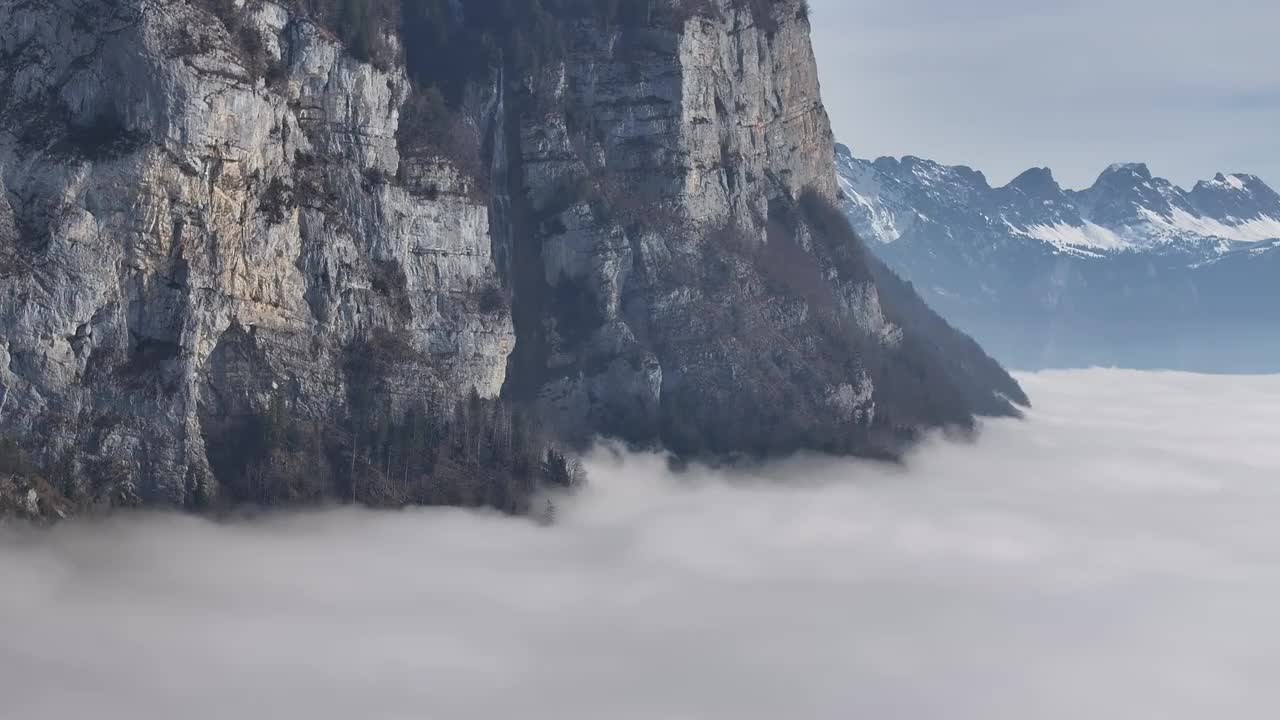 迷雾中的神秘瓦伦泽峰，瑞士-空中视频素材