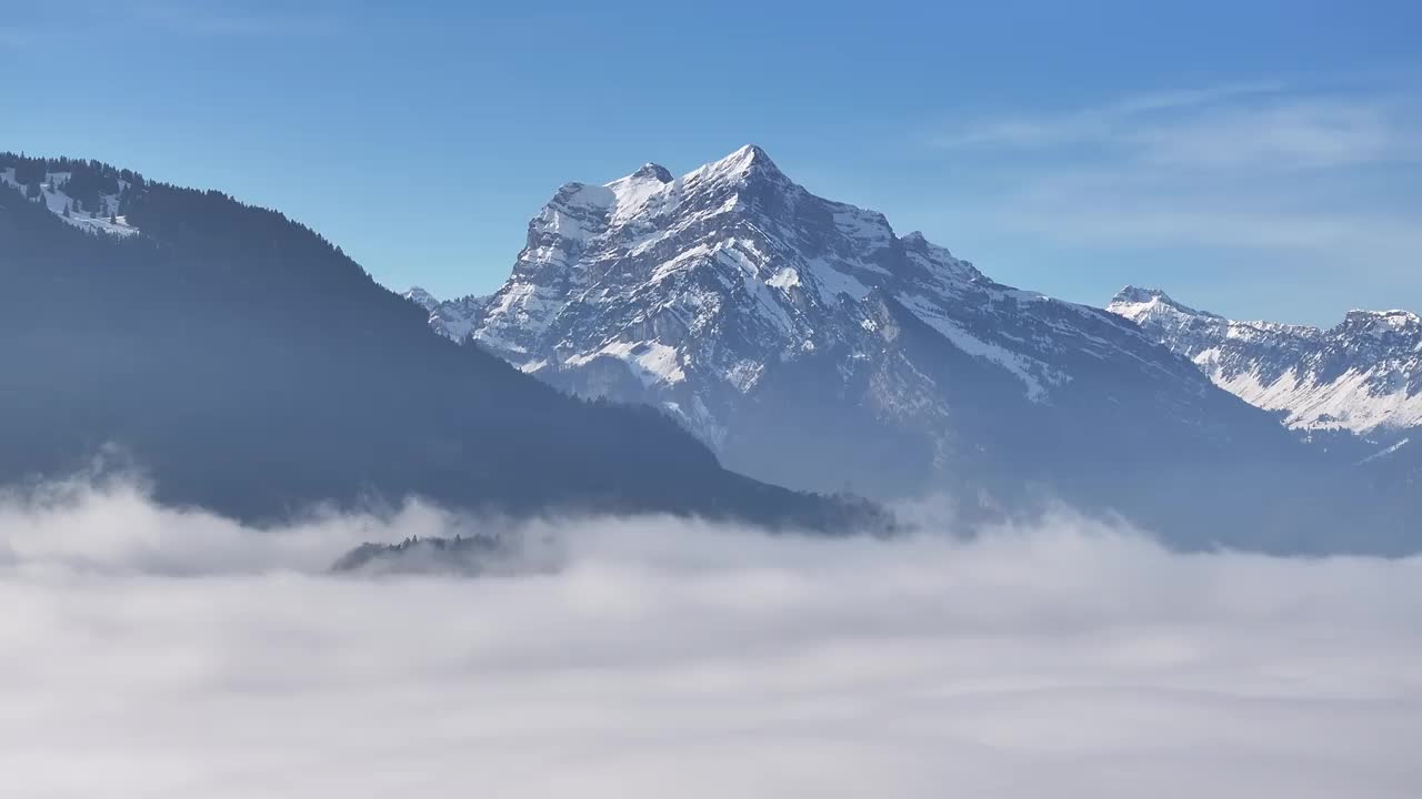 雄伟的高山:云海中的瑞士山峰。云雾之上的空中视频素材