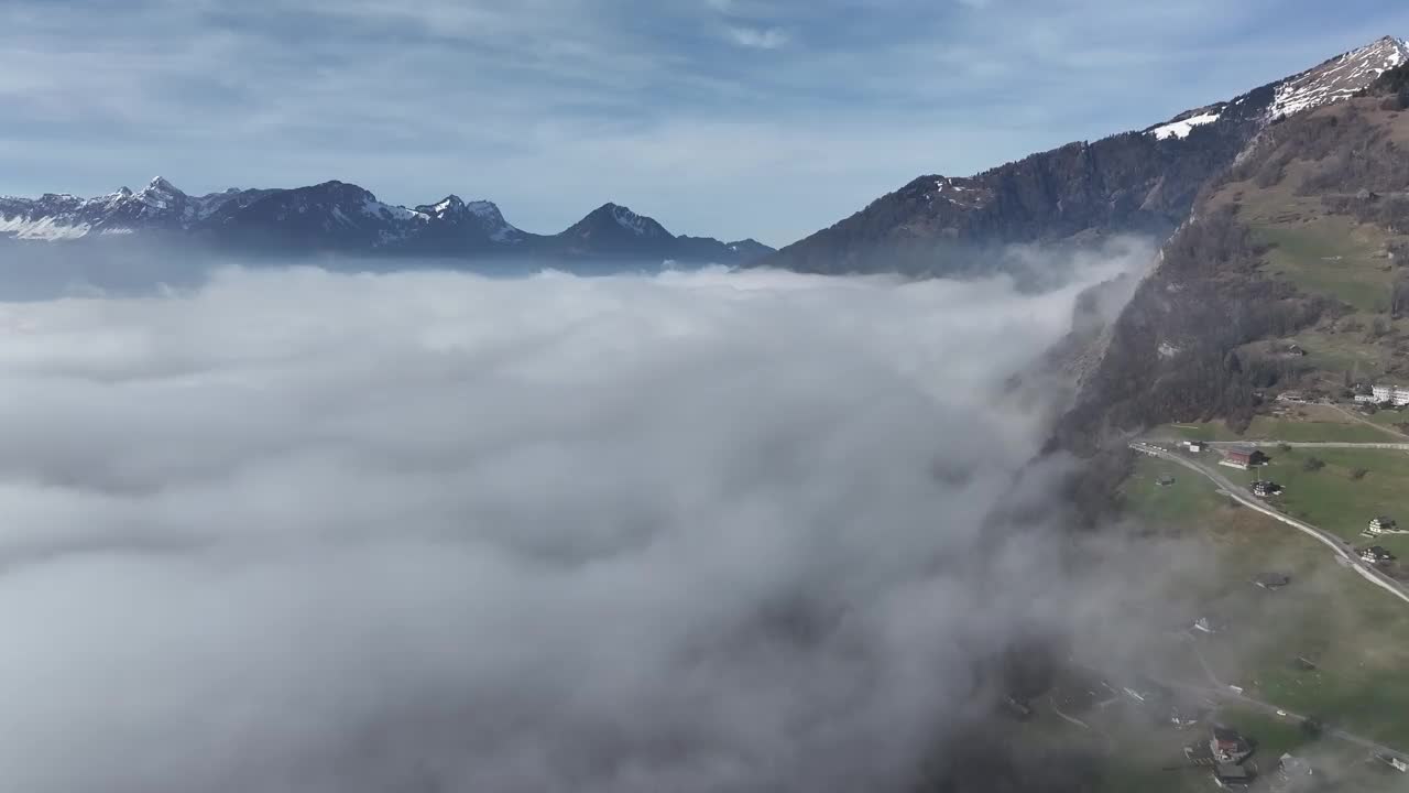 朦胧的瓦伦塞高山远景从阿姆登。瑞士阿尔卑斯山鸟瞰图视频素材