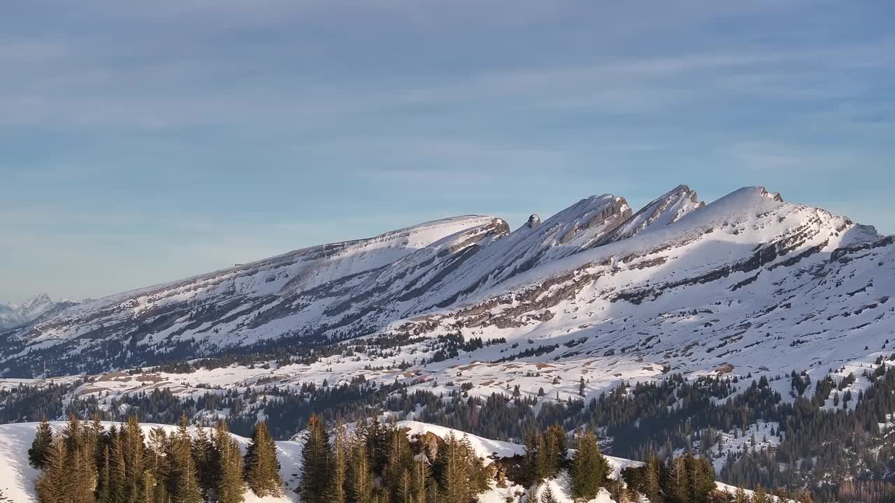 冰雪覆盖的Churfirsten山峰，格拉鲁斯，瑞士冬季航拍全景视频素材