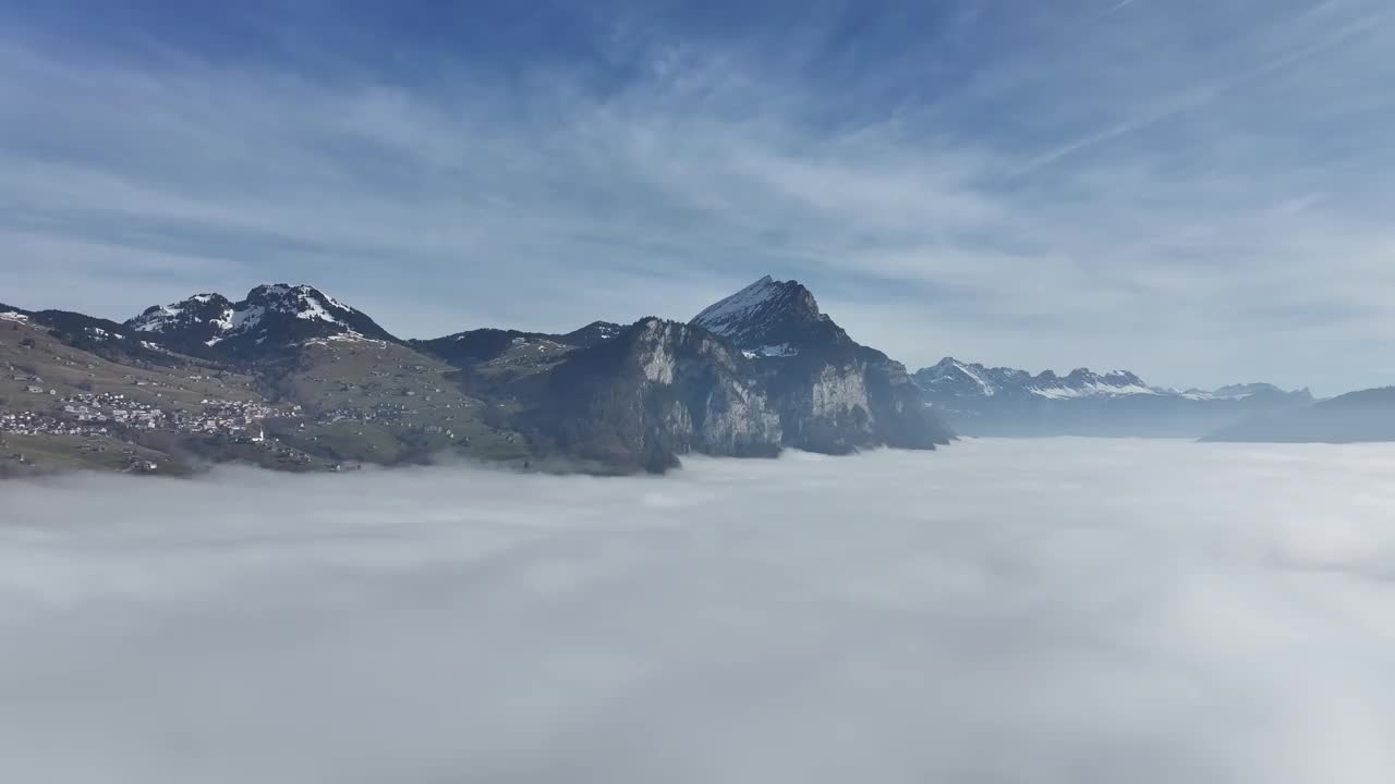 瑞士阿姆登瓦伦泽上空的薄雾山峰视频素材