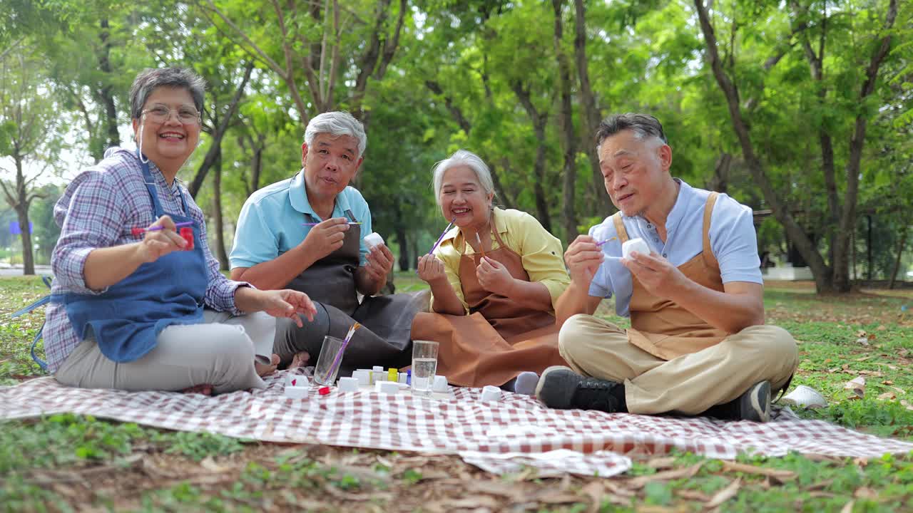 一群老年人在做艺术视频下载