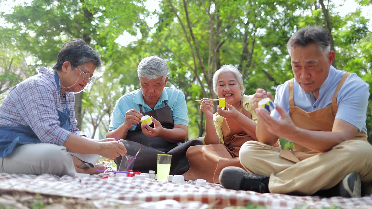 一群老年人在做艺术视频下载