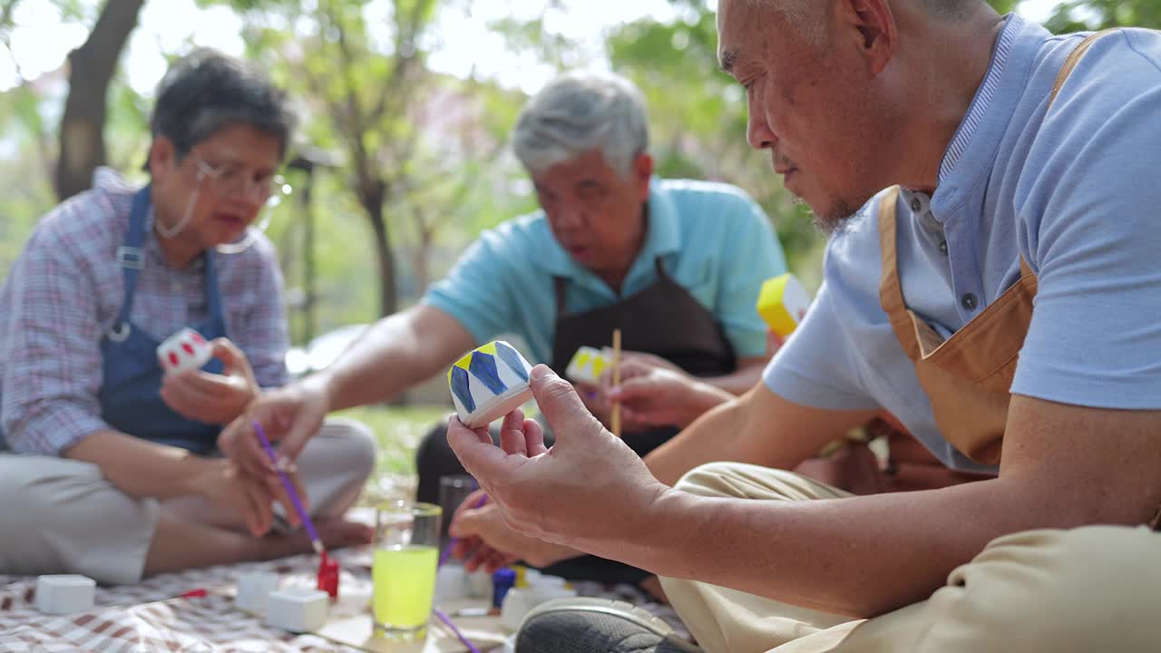 一群老年人在做艺术视频素材