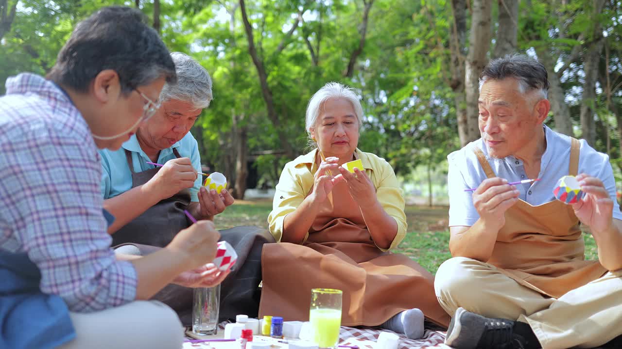 一群老年人在做艺术视频素材