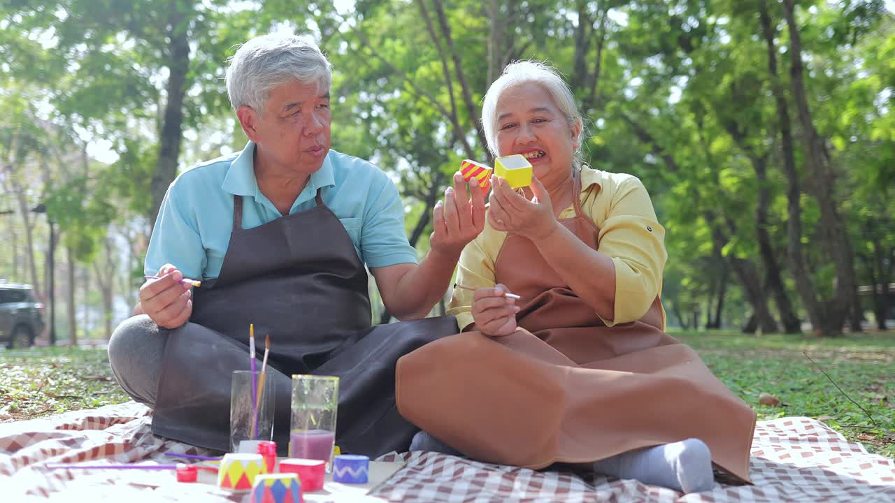 老夫妇在花园里做艺术视频下载