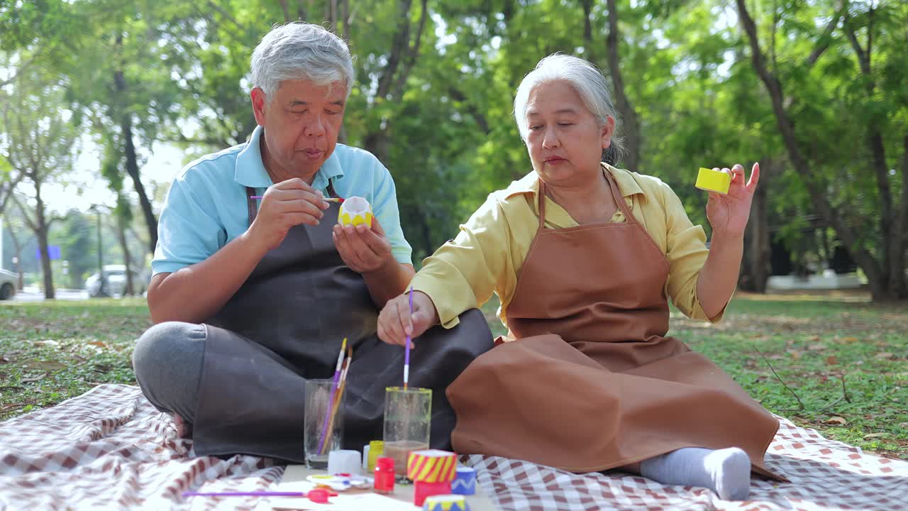 老夫妇在花园里做艺术视频下载