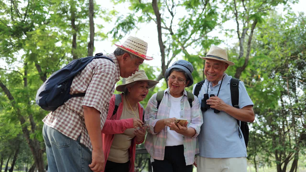 长者团体在大自然中旅行视频下载