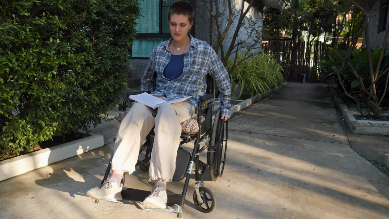 摄像机跟随一个坐在轮椅上的人，让人们意识到行动不便的人所面临的障碍。视频下载
