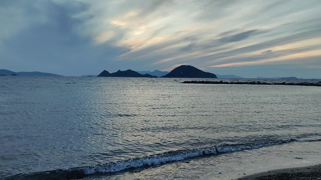 日落时的海景。海岸上的灯塔。海滨小镇Turgutreis和壮观的日落。视频素材