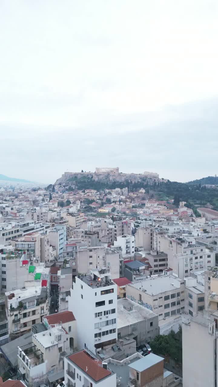 航拍视频在雅典城市和雅典卫城的背景。希腊视频素材