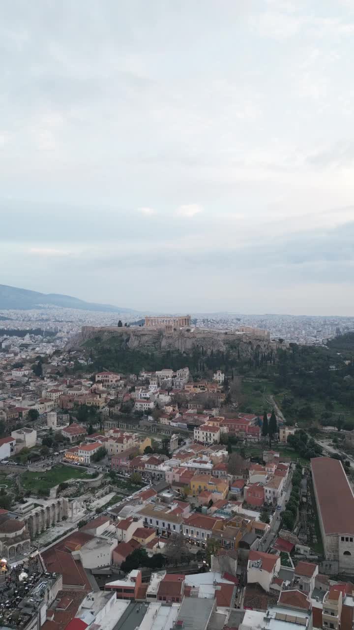 航拍视频在雅典城市和雅典卫城的背景。希腊视频素材