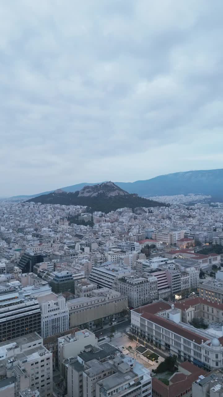 雅典城和利卡贝托斯山上空的航拍视频。希腊视频素材