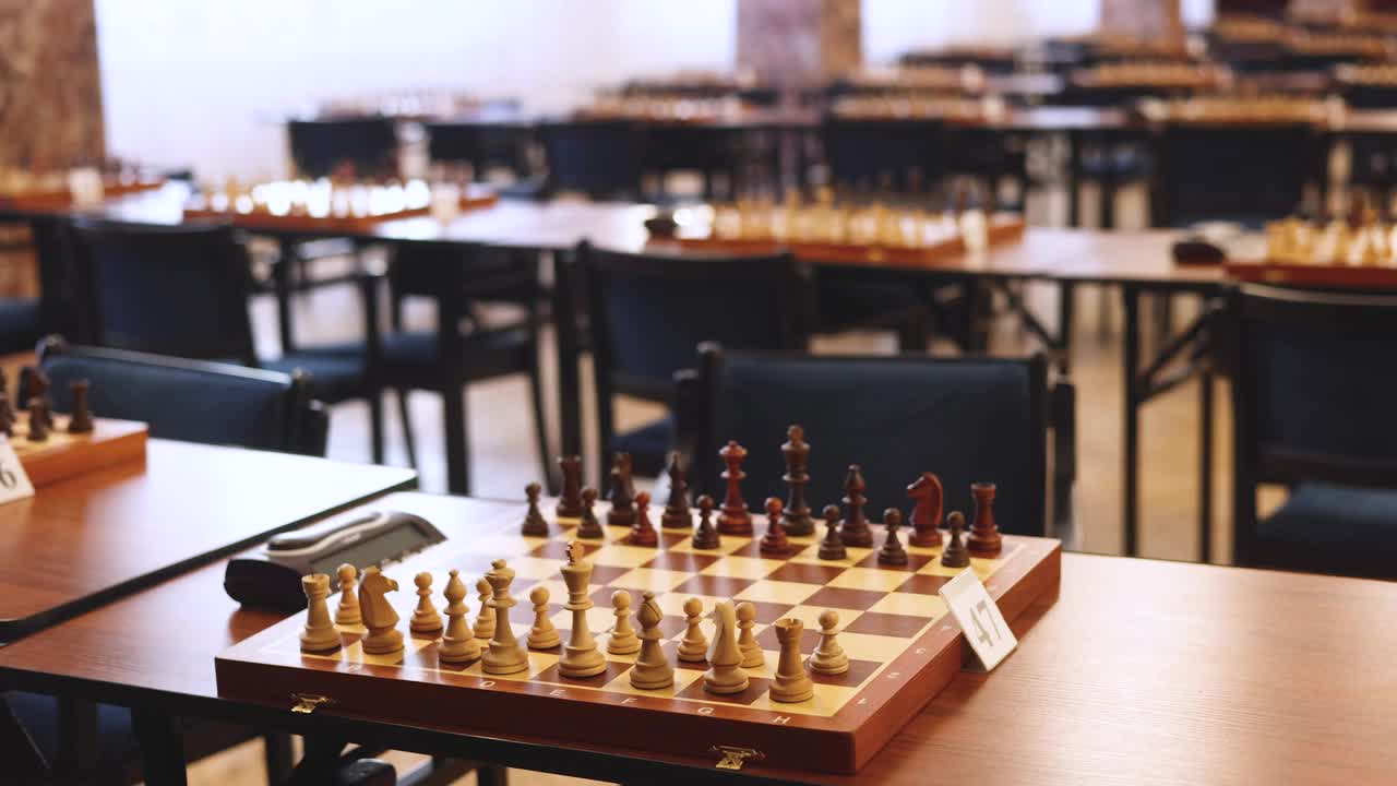 国际象棋比赛，儿童和成人在室外室内大厅参加国际象棋对局比赛，各年龄段的选手比赛，在国际象棋学校俱乐部比赛，桌面上有棋盘视频素材