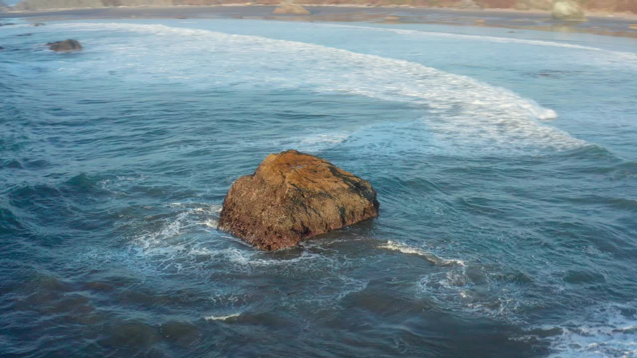 WS PAN TS航拍波在崎岖的海岸线上破碎/俄勒冈州的班顿视频下载