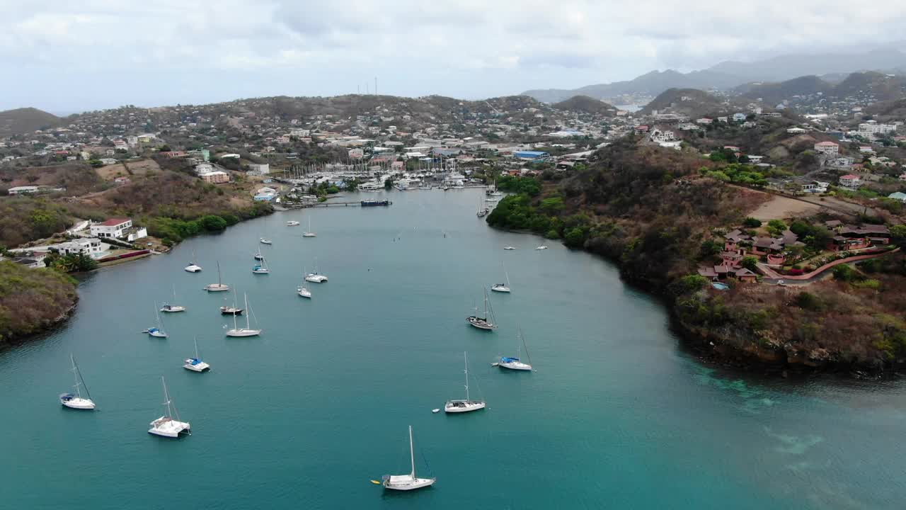 帆船在多刺的海湾码头，格林纳达，热带海岸线，鸟瞰图视频素材