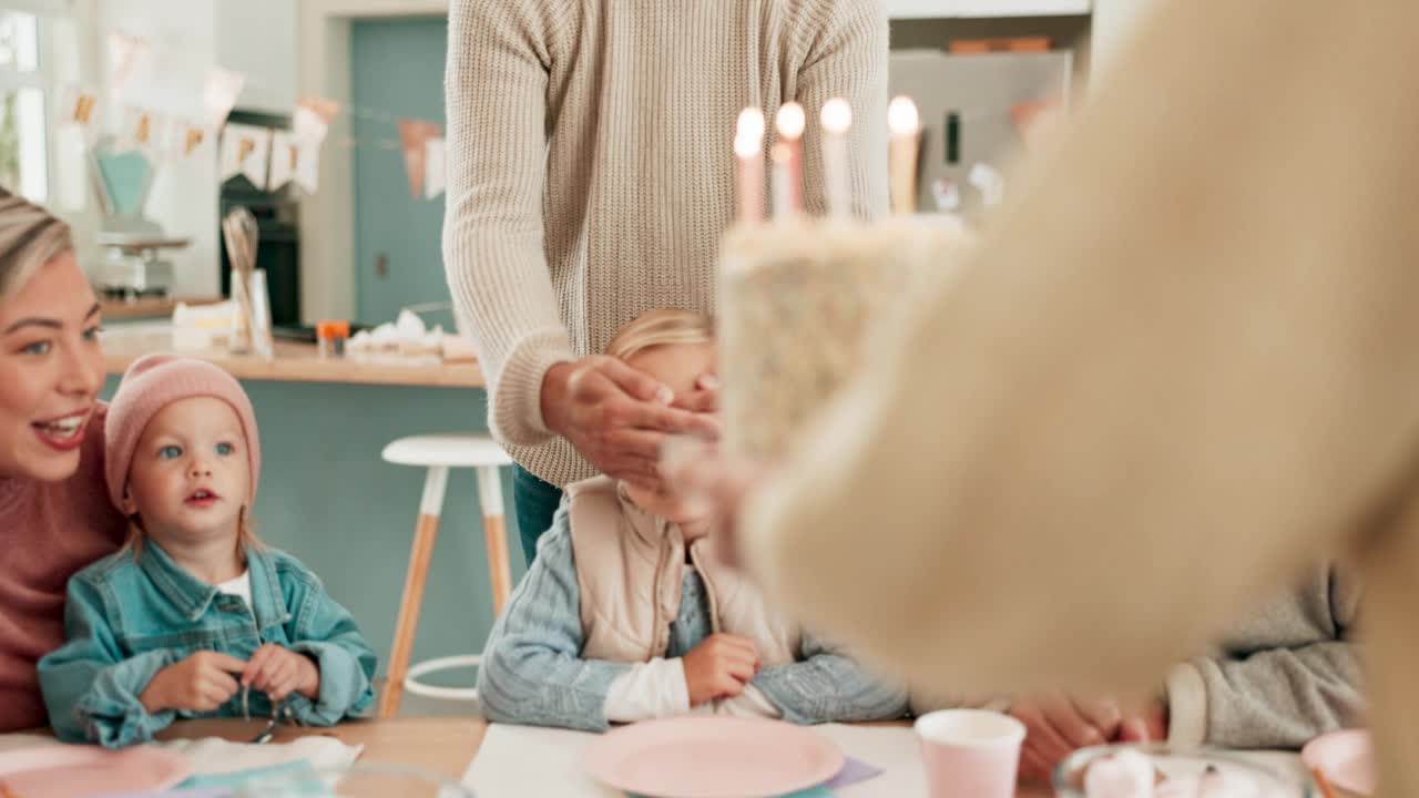 生日聚会，惊喜蛋糕，孩子和家人一起在快乐的家里吃甜点庆祝。聚会，遮住眼睛和社交聚会的人，祖父母和孩子们的乐趣，愿望或蜡烛视频素材