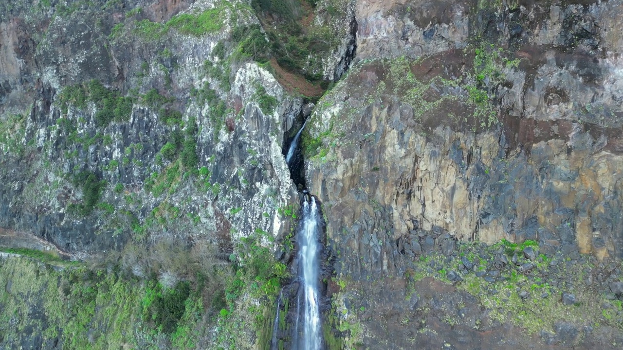 鸟瞰Ribeira da Pedra Branca瀑布涌入大西洋，马德拉，葡萄牙视频素材