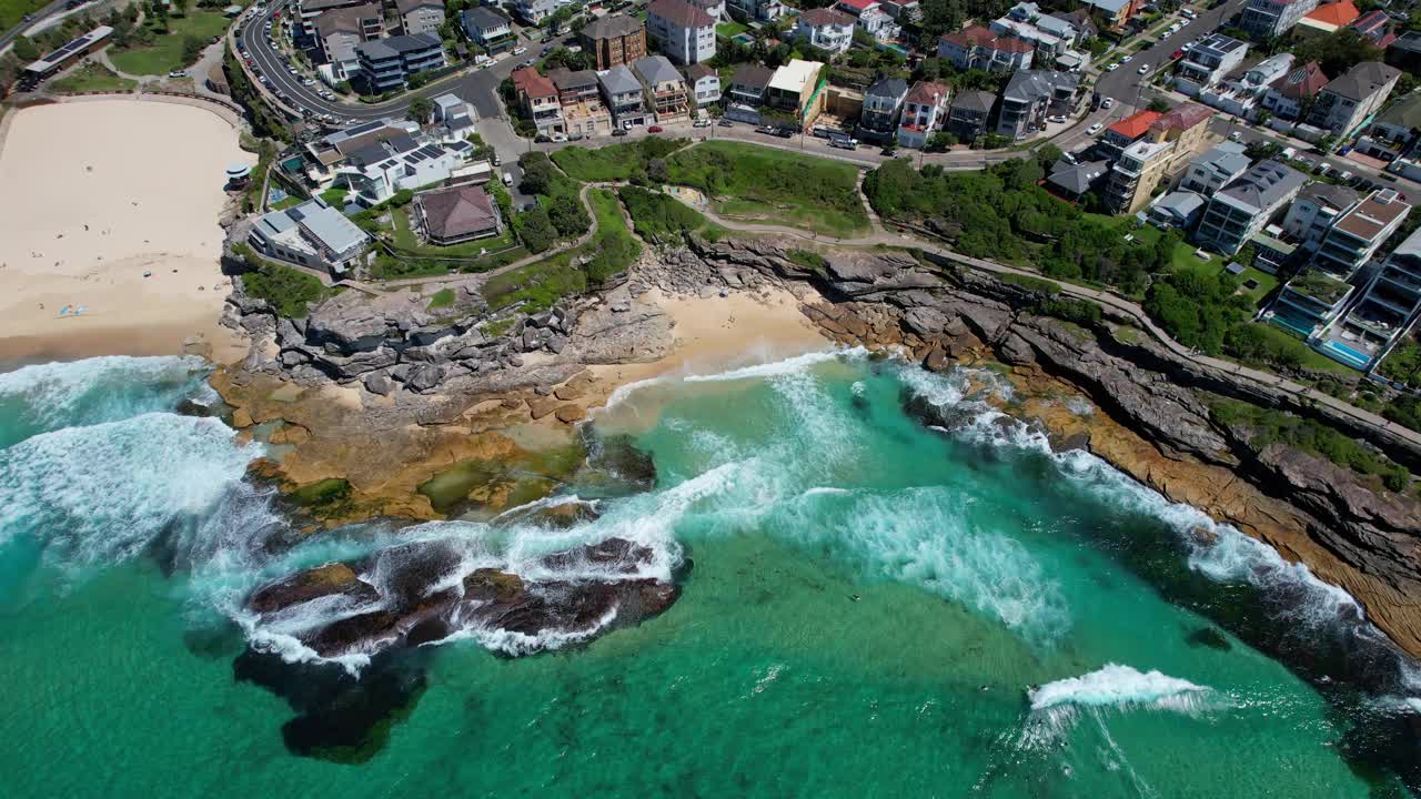 绿松石海景和建筑，塔玛拉玛海滩，东郊，悉尼，澳大利亚-空中无人机拍摄视频素材