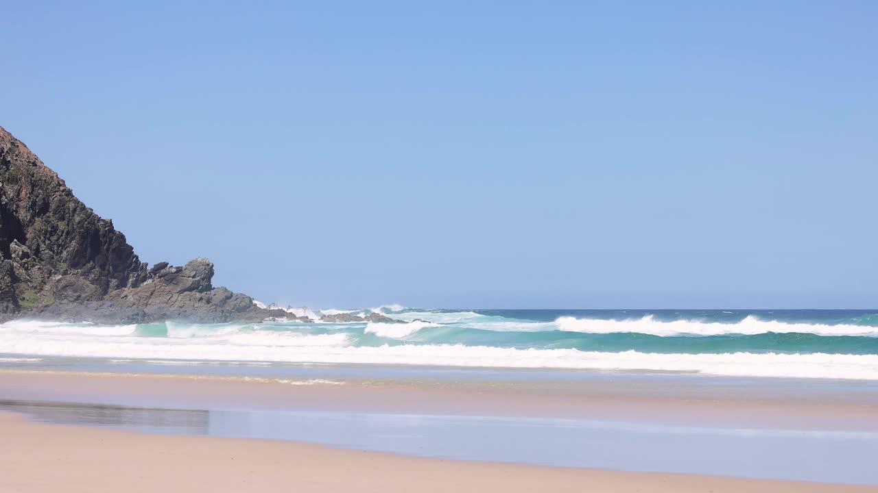 宁静的海滩海浪和岩石海岸线视频素材