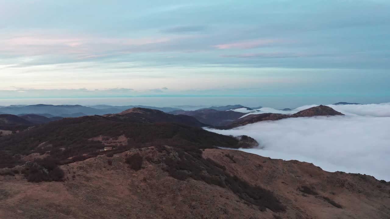 清晨云雾缭绕的山景，峰峦起伏视频素材