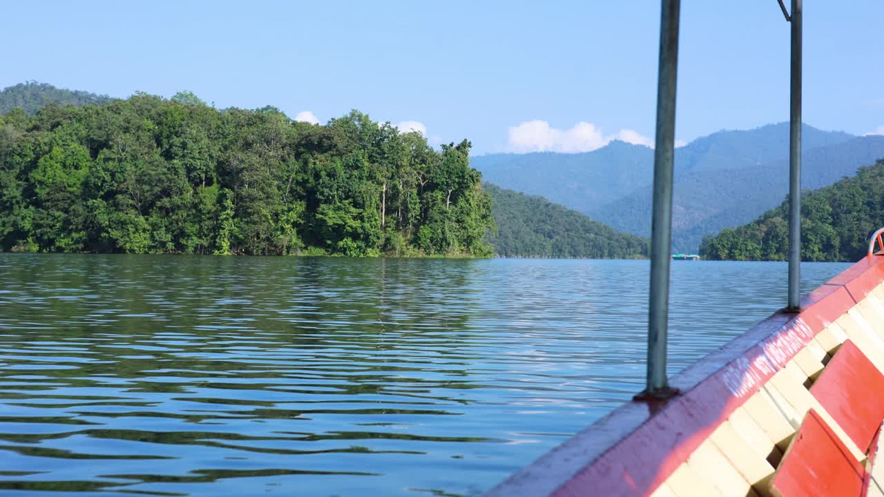 日光下的湖景之旅视频素材