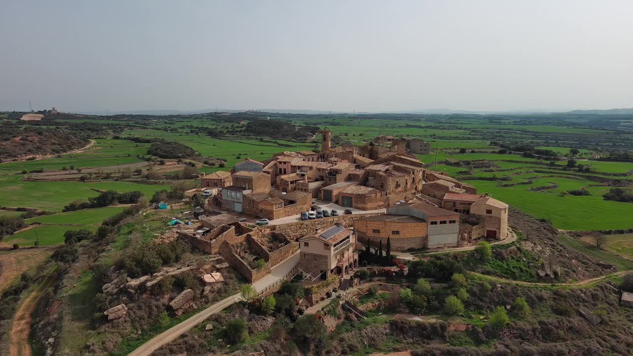 美丽的村庄和山上的Florejachs城堡的景色。Lleida,加泰罗尼亚视频素材