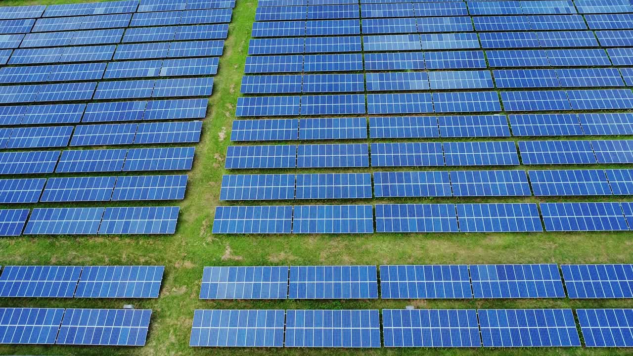 电厂太阳能板的鸟瞰图。太阳能量视频素材